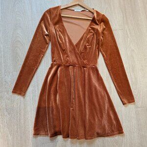 Kimchi Blue “Iris” deep V-neck long sleeve velvet mini dress - burnt coral - XS